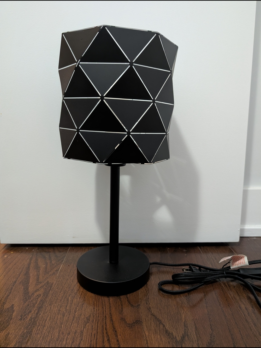 🖤🩶🖤Geometric Black Table Lamp - Modern Triangular Shade